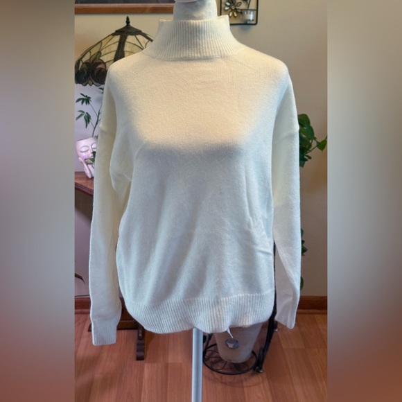 NWOT Women’s Winter Solid White Size Medium Long Sleeve Drop Shoulders Sweater - Picture 11 of 14